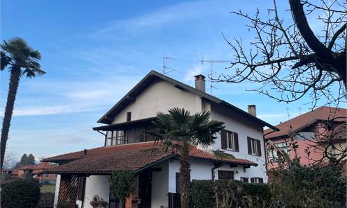 Porzione Villa In Vendita a Ranco