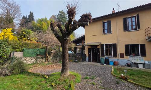 Porzione di Casa In Affitto a Travedona Monate
