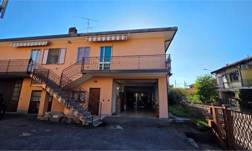 Porzione di Casa In Vendita a Travedona Monate